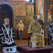 Митрополит Епіфаній звершує Літургію Ранішеосвячених Дарів на початку Страсного тижня