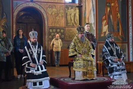 Митрополит Епіфаній звершує Літургію Ранішеосвячених Дарів на початку Страсного тижня