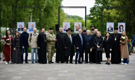 У «Бабиному Яру» відбулася міжконфесійна молитва в День пам’яті рятувальників євреїв
