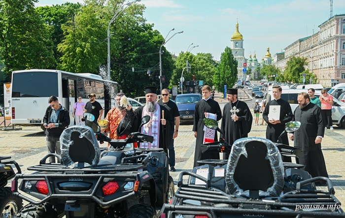 Митрополит Епіфаній освятив квадроцикли для евакуації поранених з поля бою
