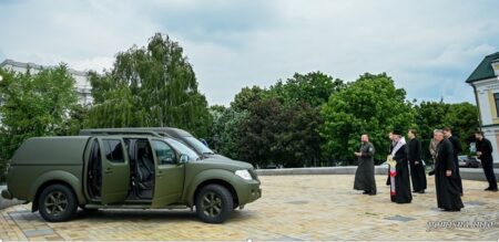 Блаженніший Митрополит Епіфаній освятив та передав для потреб оборонців України автомобілі від парафії села Бузова
