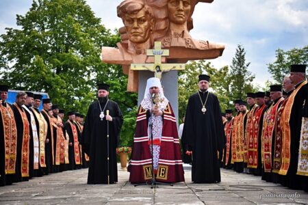 Митрополит Епіфаній освятив хрест на Алеї Слави у Берегометі