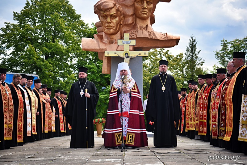 Митрополит Епіфаній освятив хрест на Алеї Слави у Берегометі