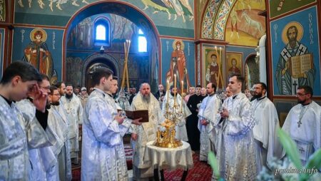Митрополит Епіфаній звершив Вечірню та літургію у Свято-Михайлівському соборі