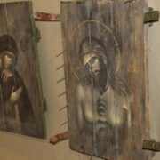 Відображення життя через мистецтво та віру на виставці «Ікони на ящиках з-під набоїв»