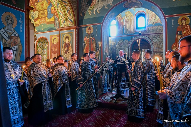 Рання з читанням Страсних Євангелій: Митрополит Епіфаній у Свято-Михайлівському соборі