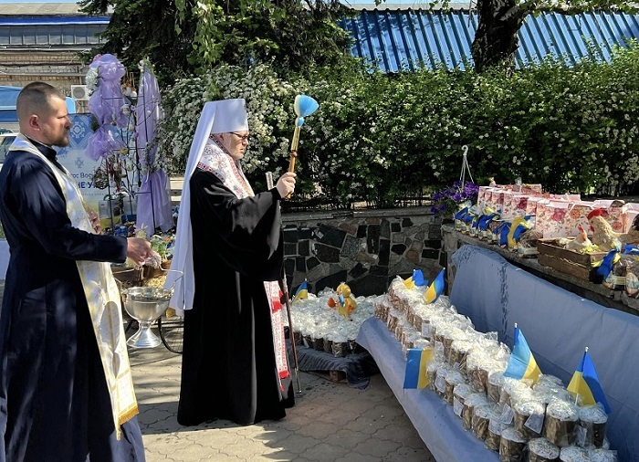 Митрополит Сергій освятив Великодні подарунки для українських воїнів-захисників