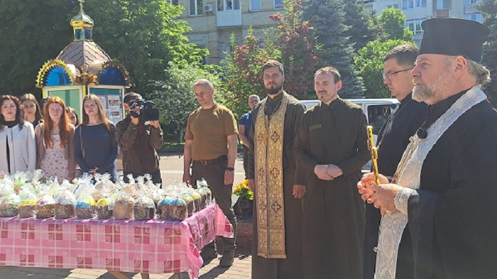 Митрополит Іоан освятив великодні паски для українських захисників у Черкасах