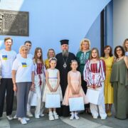 «Обличчя української мрії»: Митрополит Епіфаній відвідав виставку дитячих малюнків у Києві