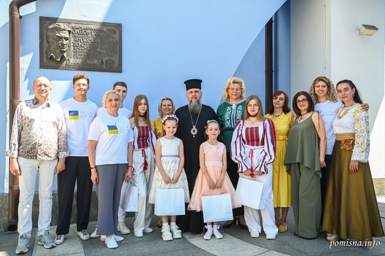 «Обличчя української мрії»: Митрополит Епіфаній відвідав виставку дитячих малюнків у Києві