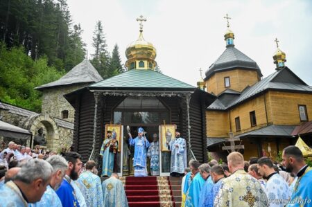 Митрополит Епіфаній очолив святкову літургію у Манявському монастирі на честь ікони «Ізбавительниця»