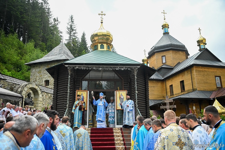 Митрополит Епіфаній очолив святкову літургію у Манявському монастирі на честь ікони «Ізбавительниця»