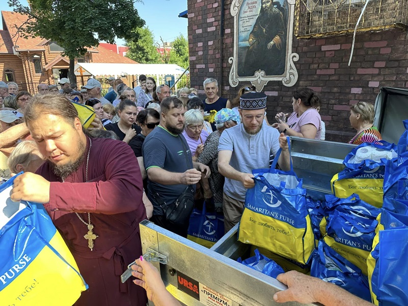 Церква у дії: Православна Церква України надає допомогу жителям Нікополя