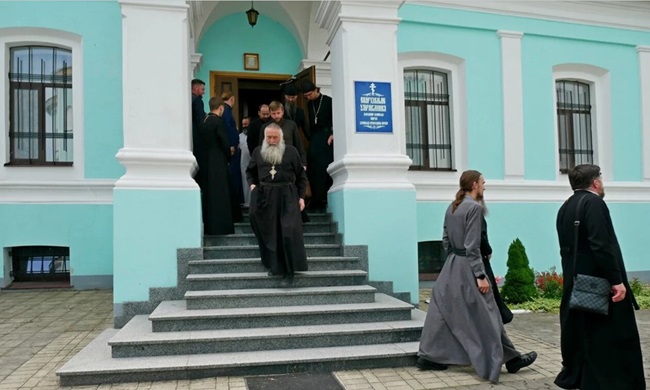 Священники УПЦ МП відмовляються покидати Успенський собор після завершення оренди