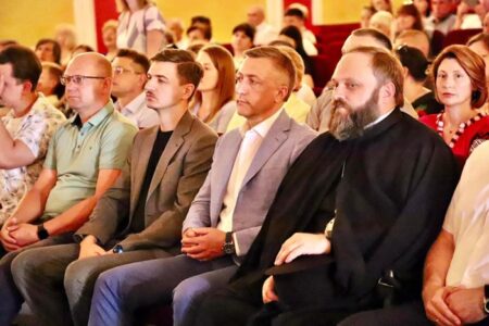 Випускники Хмельницького університету отримали благословення архієпископа Павла