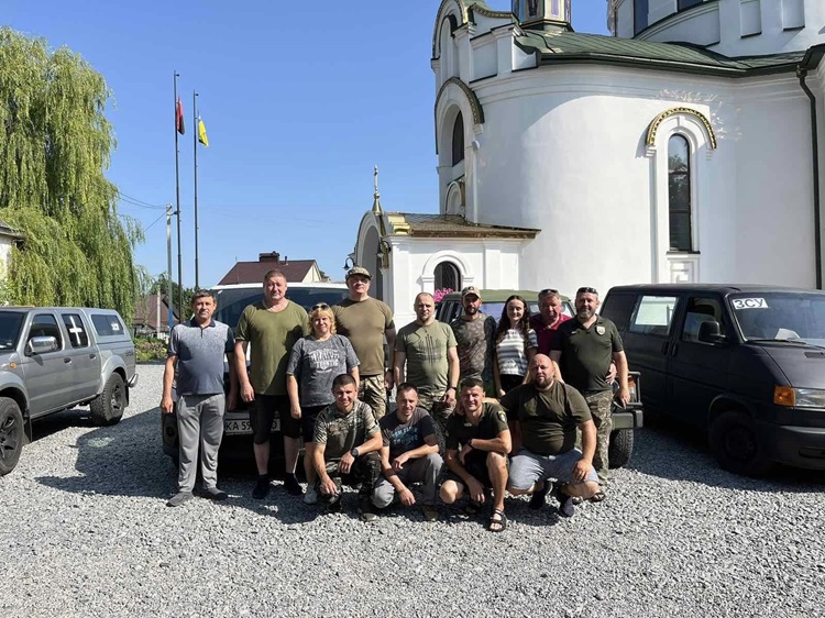 Хмельницька єпархія ПЦУ передала допомогу українським захисникам