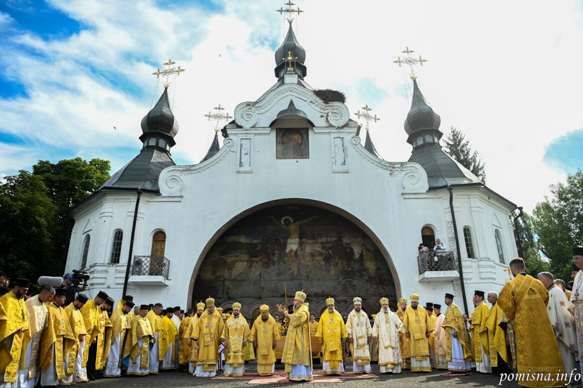 На Козацьких могилах: Митрополит Епіфаній очолив літургію на честь Всіх святих землі Української