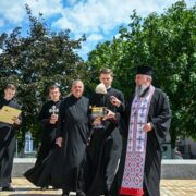 Автокефальна Українська Православна Церква передала автомобілі захисникам України