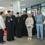 Митрополит Епіфаній передав обладнання лікарні «Охматдит» після обстрілу