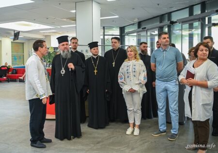 Митрополит Епіфаній передав обладнання лікарні «Охматдит» після обстрілу