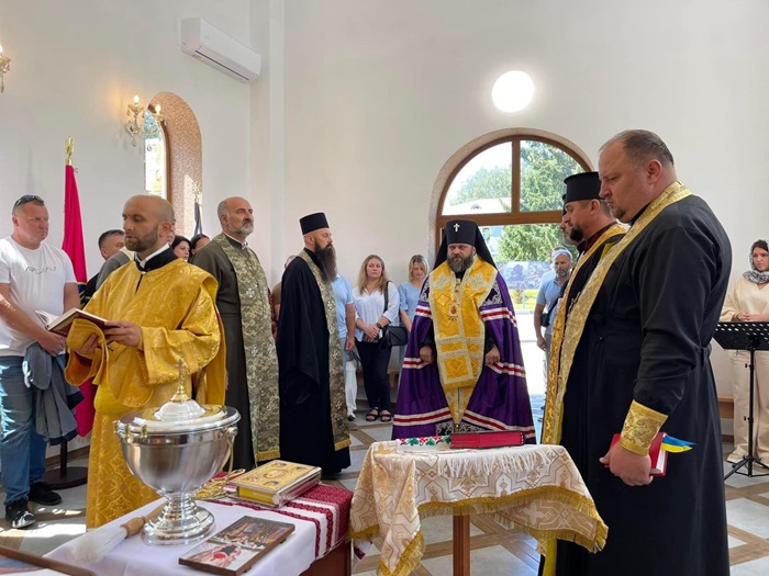 Вшанування героїв та освячення храму: Архієпископ Павло звершив церковну службу у військовій частині Хмельницького