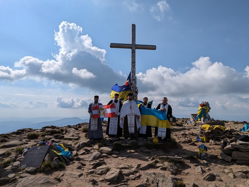 Духовенство Свято-Михайлівського округу відправило молебень на вершині Говерли