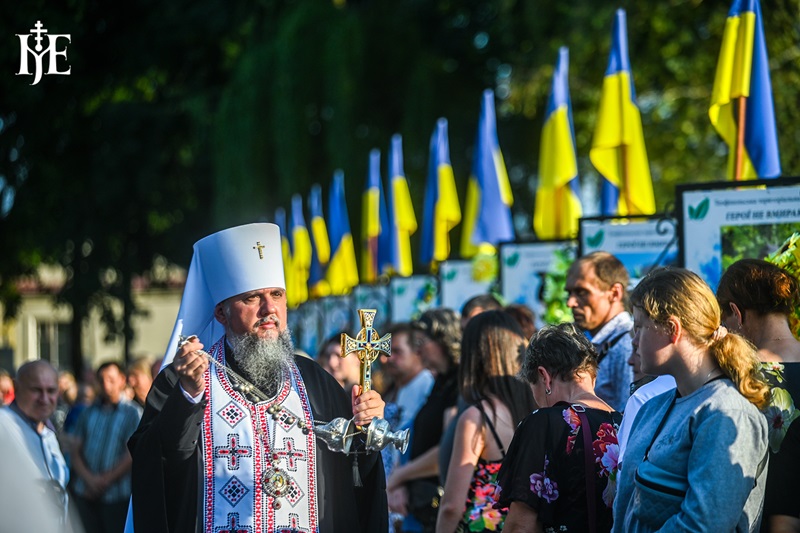 Митрополит Епіфаній закликав до єднання та любові під час освячення храму на Хмельниччині