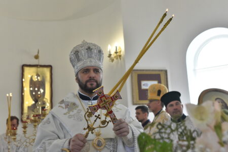 Освячення храму в Сморжеві: Митрополит Іларіон звершив Божественну літургію
