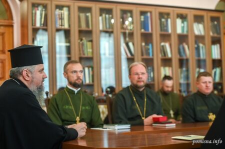 Зустріч Митрополита Епіфанія з капеланами ПЦУ: відзнаки та підтримка