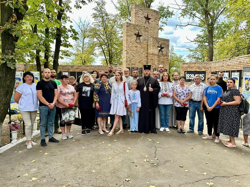 Урочиста літургія та молитва за Україну: владика Симеон у Великомихайлівці