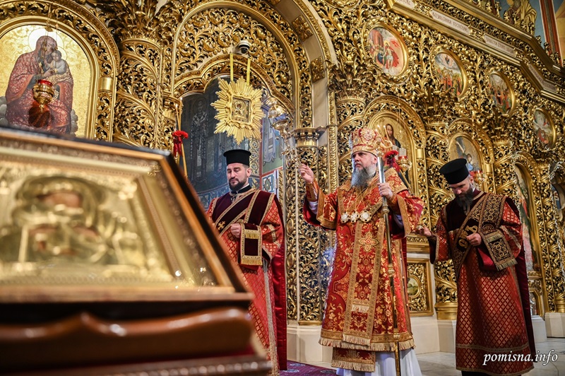 Митрополит Епіфаній очолив Божественну літургію у Золотоверхому соборі на честь Винесення чесних древ Хреста Господнього