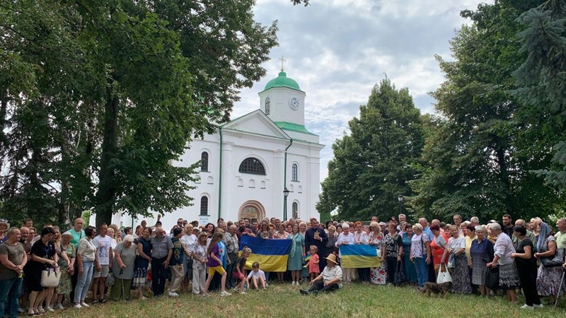 450 парафіян Канева обрали єдність із Православною Церквою України