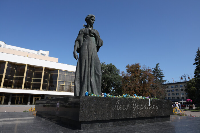 Вшанування пам’яті Лесі Українки у Луцьку: молитовна панахида перед пам’ятником