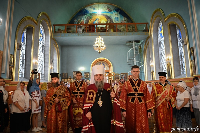 Митрополит Епіфаній звершив літургію та молитву за захисників України у Тростянці 