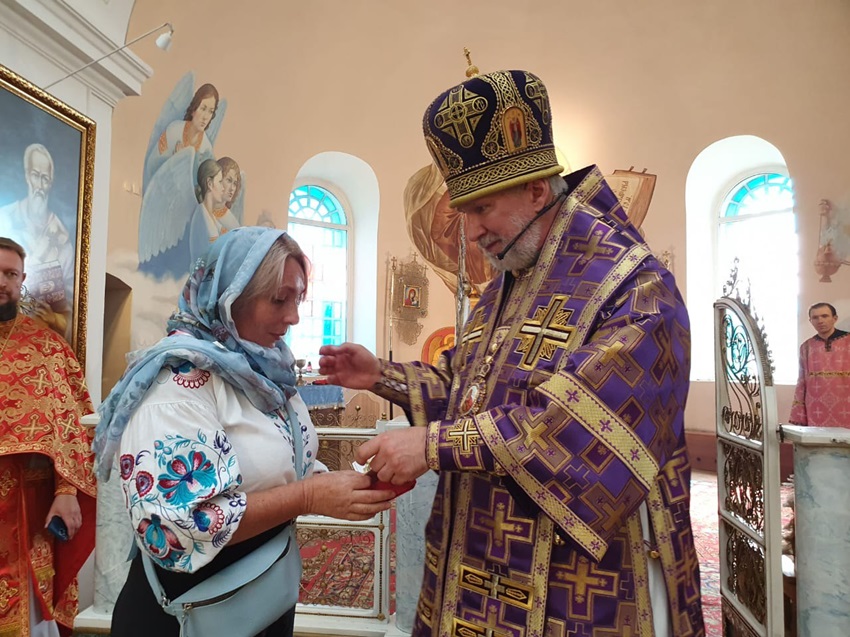 Єпископ Никодим нагородив волонтерку з Олешок у день Воздвиження Хреста Господнього