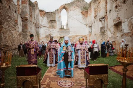 Престольне свято у Хрестовоздвиженському чоловічому монастирі: митрополит Віктор очолив святкову літургію