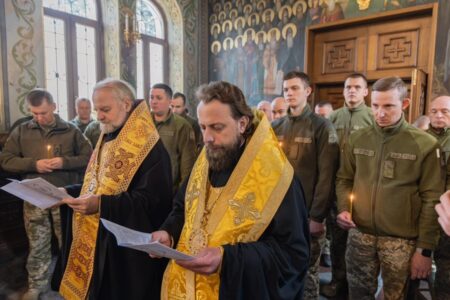 Освячення бойового прапора та молебень за мир в Україні у храмі Нижньої Лаври