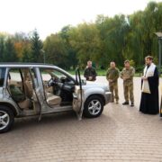 Духовна підтримка для ЗСУ: митрополит Олександр освятив авто для фронту