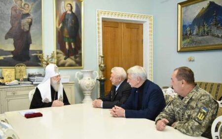 Захисники України отримали благословення і нагороди від Патріарха Філарета