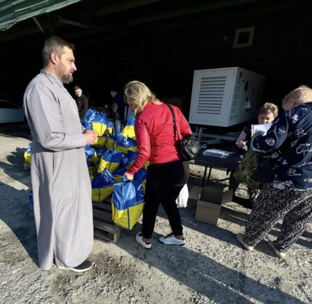 Дніпровська єпархія ПЦУ: допомога переселенцям і гуманітарні набори для Нікополя