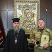 Блаженнійший Епіфаній вручив полковнику Філіпову нагороду за мужність у боротьбі за Україну