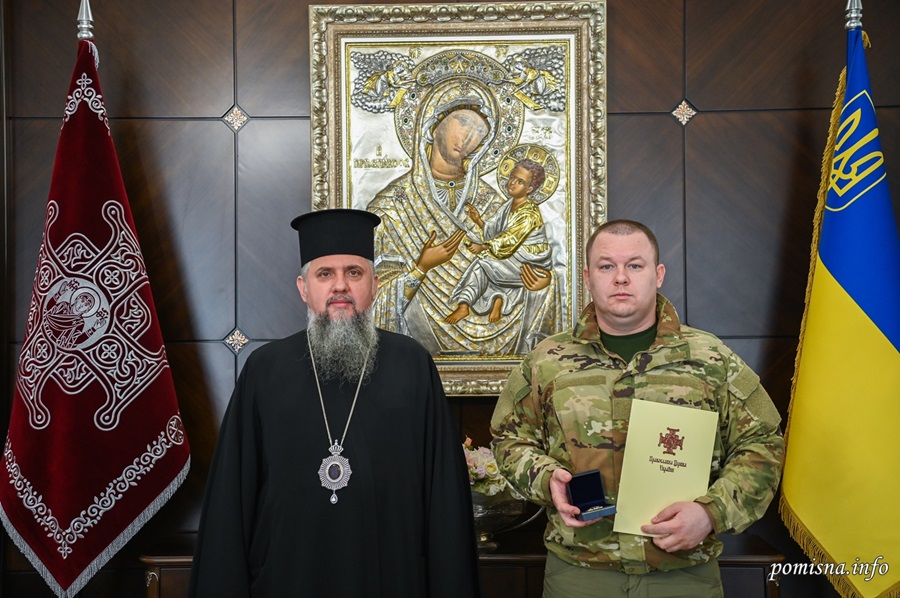 Блаженнійший Епіфаній вручив полковнику Філіпову нагороду за мужність у боротьбі за Україну