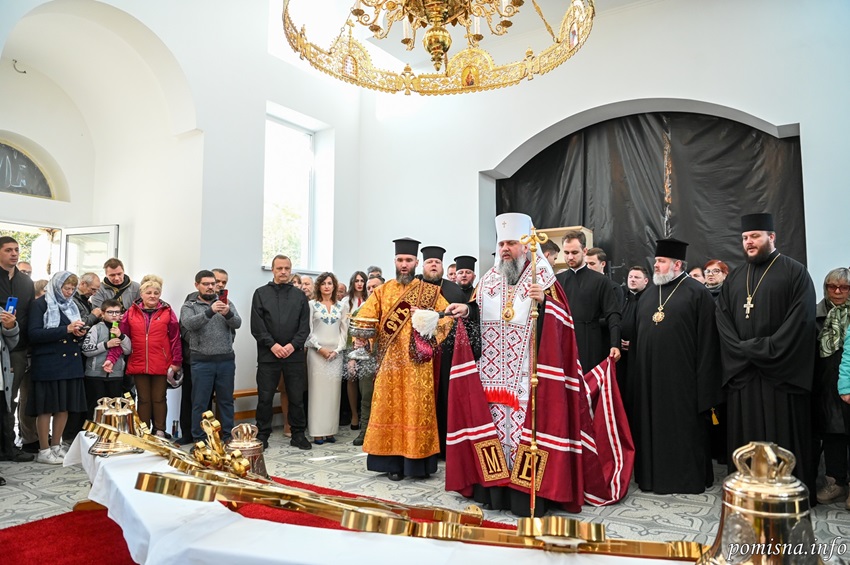 На Харківщині Митрополит Епіфаній освятив хрести та дзвони нового храму