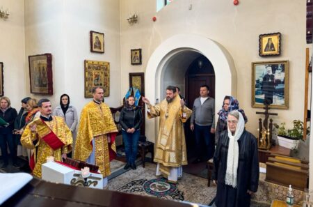 Молитви за воїнів і полеглих: митрополит Олександр очолив літургію у Спасо-Преображенському храмі
