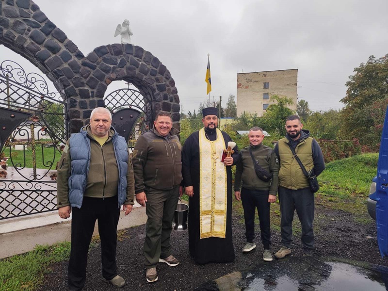 Священик ПЦУ передав військовим підтримку до свята Покрови