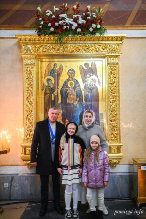 Волинський благодійник прикрасив Успенський собор Лаври новими іконами з Афону