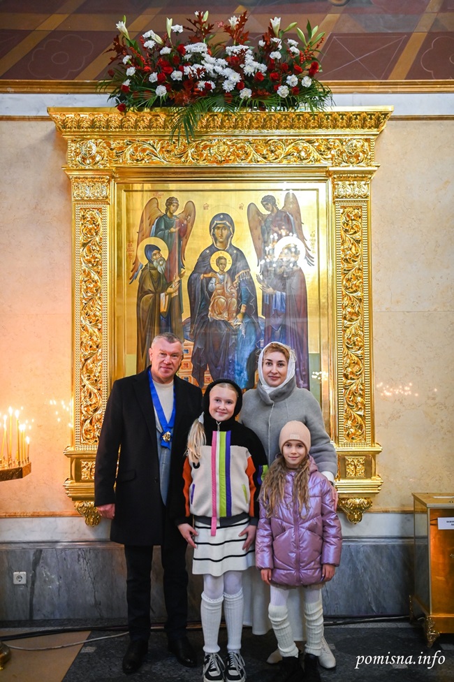 Волинський благодійник прикрасив Успенський собор Лаври новими іконами з Афону