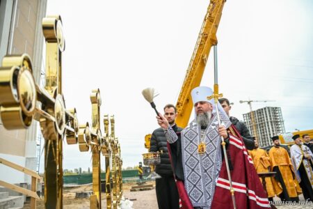 У Києві освятили накупольні хрести храму на честь святих мучеників Бориса і Гліба