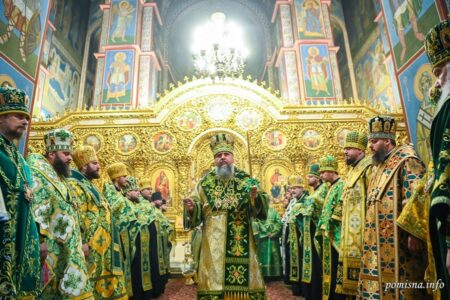Духовенство та віряни об’єдналися на всенічному бдінні у Свято-Михайлівському соборі Києва