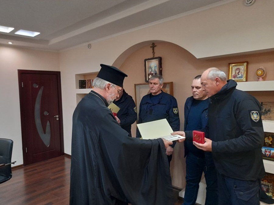 ПЦУ відзначила відважне служіння херсонських рятувальників церковними нагородами